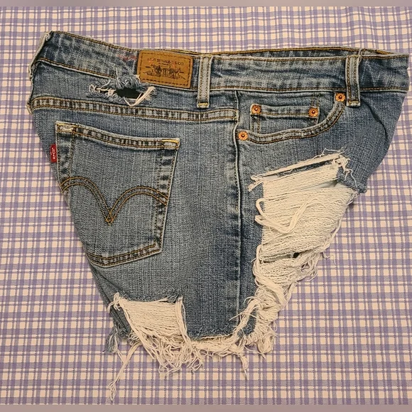 VTG Levi's Women's Heavily Distressed Denim Blue Jean Shorts Sz 8P GUC - Picture 2 of 12